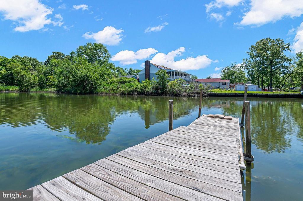 Image 2 of property listing at 2412 JARSEY AVE, Baltimore, MD 21219