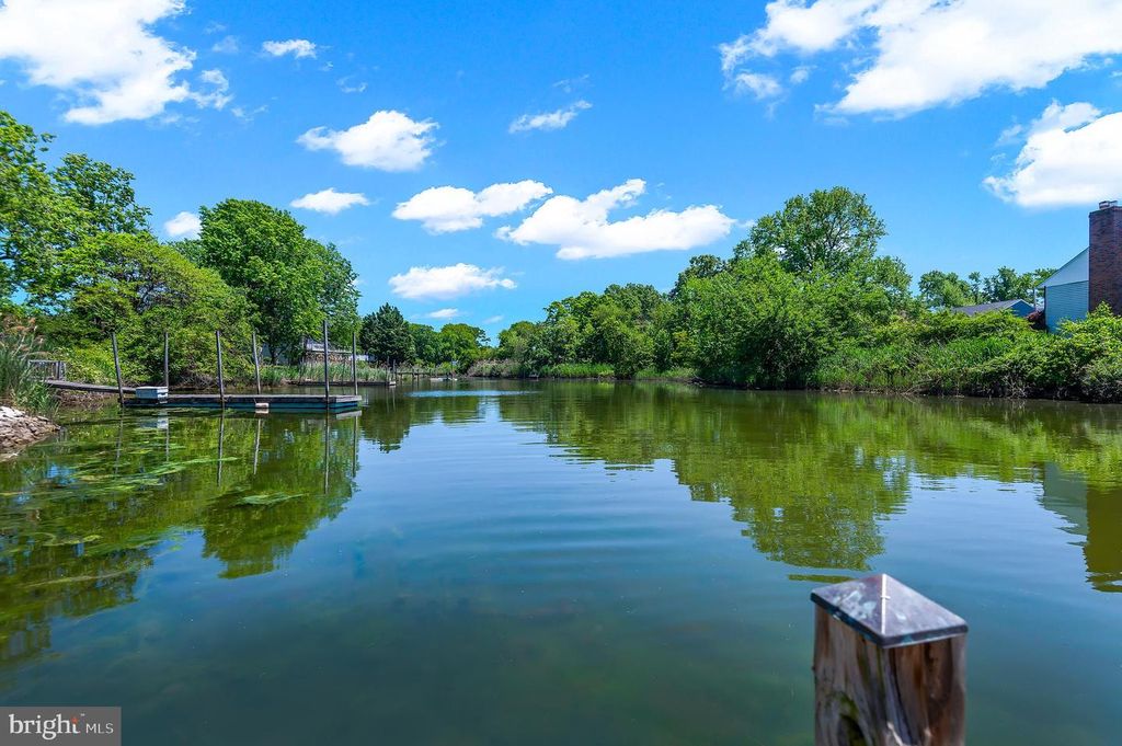 Image 3 of property listing at 2412 JARSEY AVE, Baltimore, MD 21219