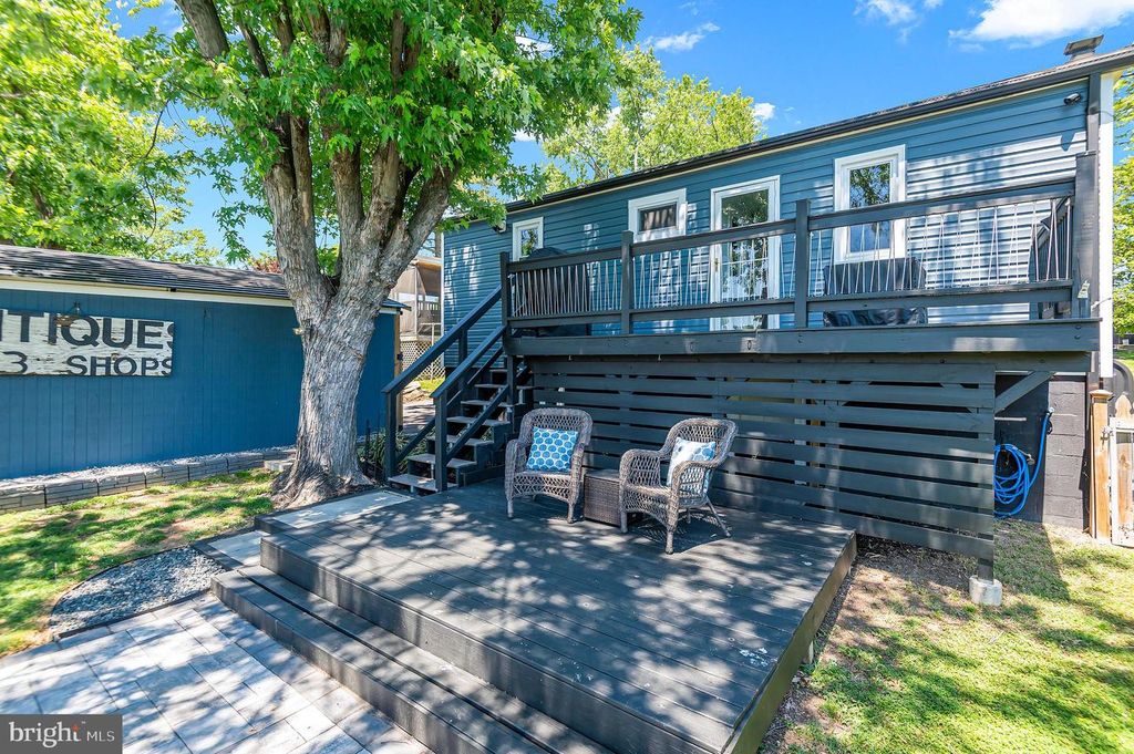 Image 37 of property listing at 2412 JARSEY AVE, Baltimore, MD 21219