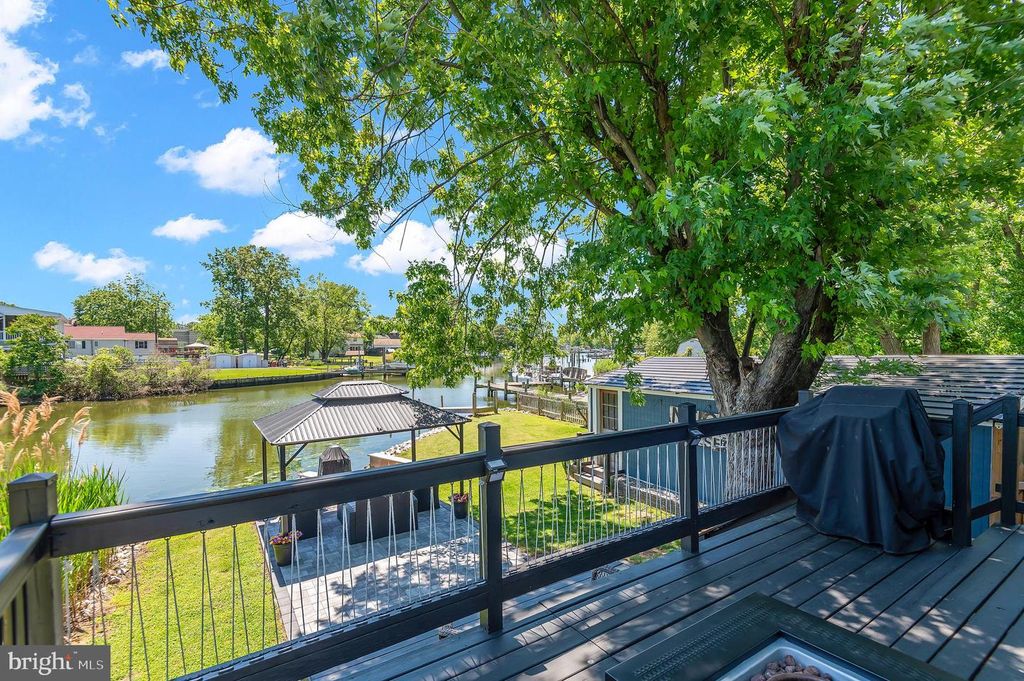 Image 39 of property listing at 2412 JARSEY AVE, Baltimore, MD 21219