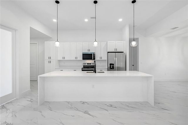 2113 Grayson AVE, Alva, FL 33920