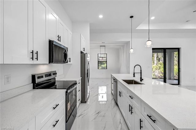 2113 Grayson AVE, Alva, FL 33920