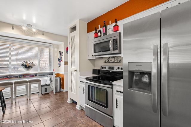 3212 Summerfield Dr, Louisville, KY 40220