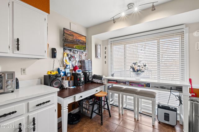 3212 Summerfield Dr, Louisville, KY 40220