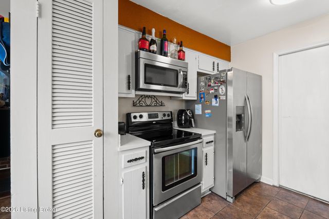 3212 Summerfield Dr, Louisville, KY 40220