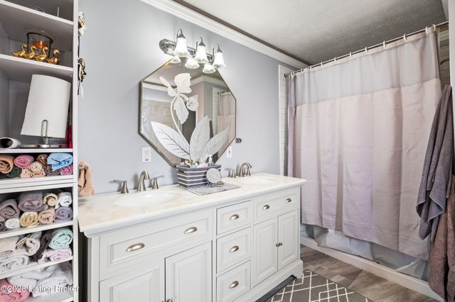 3212 Summerfield Dr, Louisville, KY 40220