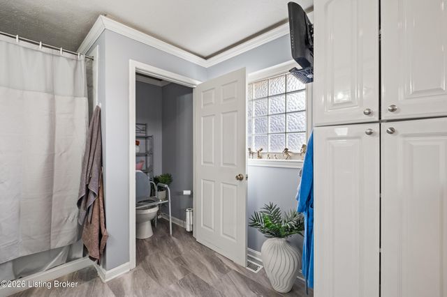 3212 Summerfield Dr, Louisville, KY 40220