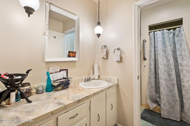 3212 Summerfield Dr, Louisville, KY 40220