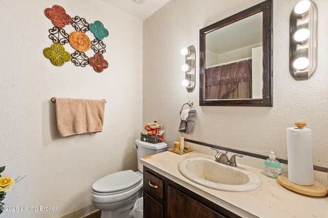 3212 Summerfield Dr, Louisville, KY 40220