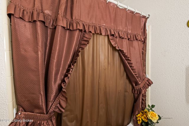 3212 Summerfield Dr, Louisville, KY 40220