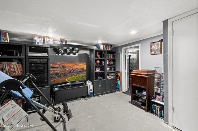 3212 Summerfield Dr, Louisville, KY 40220