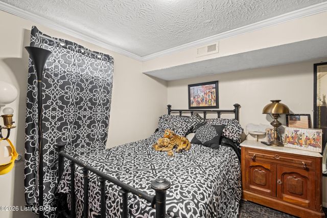 3212 Summerfield Dr, Louisville, KY 40220