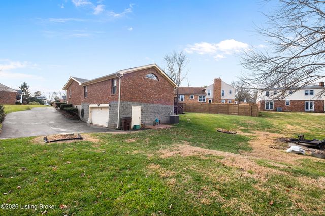 3212 Summerfield Dr, Louisville, KY 40220