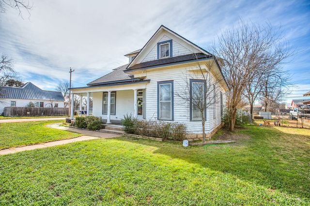 801 N 9th Street, Ballinger, TX 76821