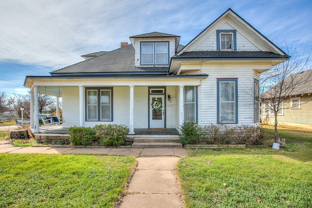 Image 3 of property listing at 801 N 9th Street, Ballinger, TX 76821