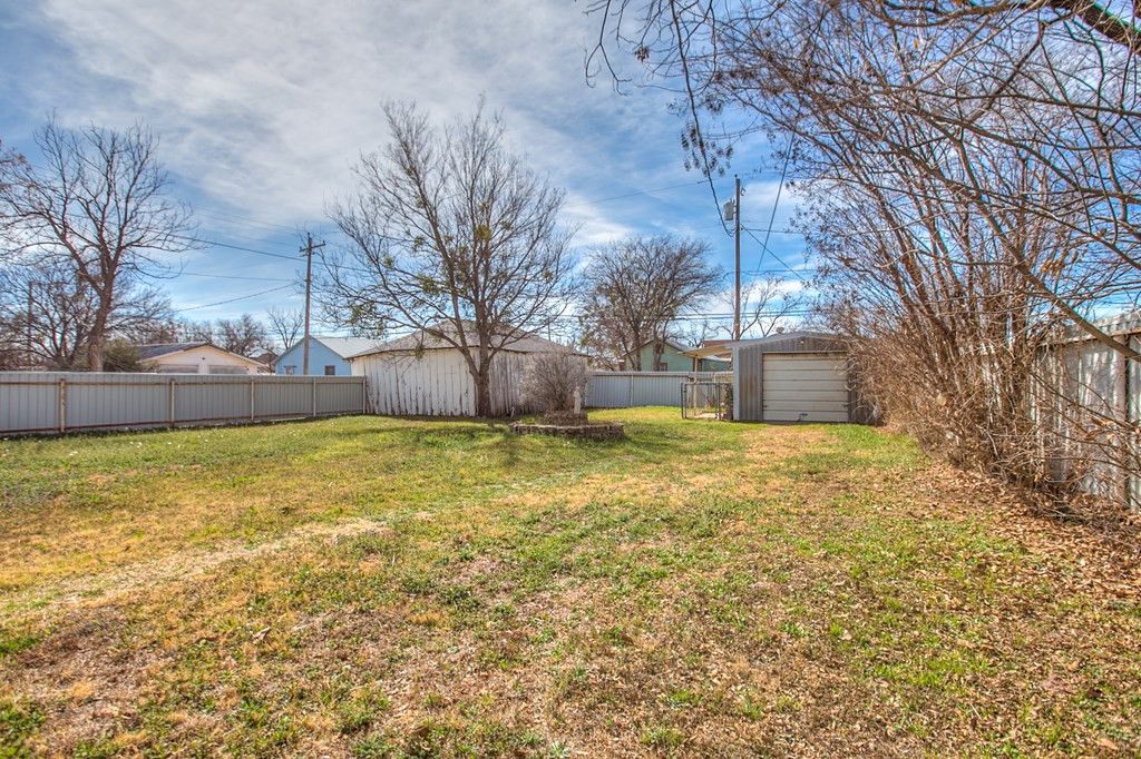 Image 35 of property listing at 801 N 9th Street, Ballinger, TX 76821