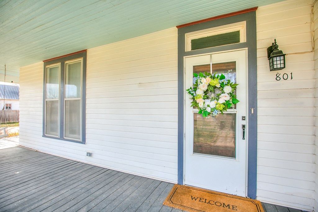 Image 6 of property listing at 801 N 9th Street, Ballinger, TX 76821