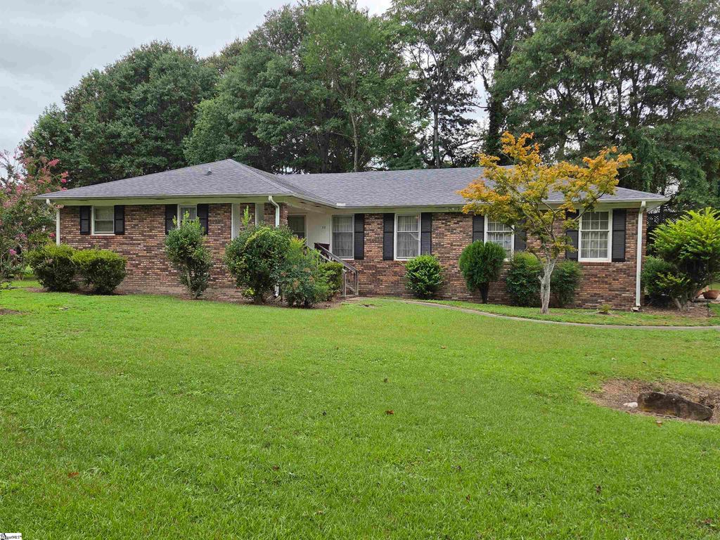 11 Confederate Circle, Taylors, SC 29687