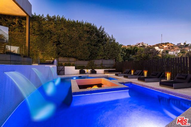 8842 Evanview Drive, Los Angeles, CA 90069