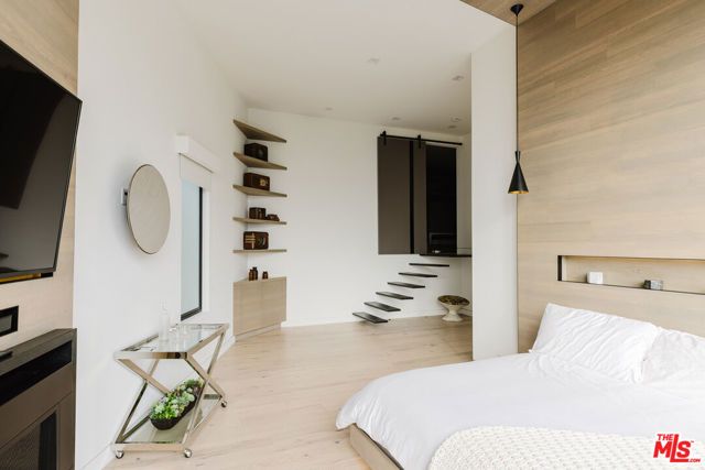 8842 Evanview Drive, Los Angeles, CA 90069