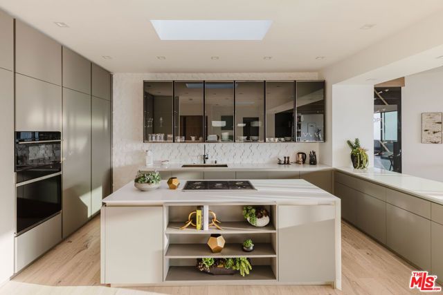 8842 Evanview Drive, Los Angeles, CA 90069