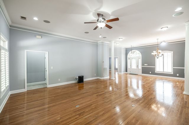 8044 Charlotte Pike, Nashville, TN 37221