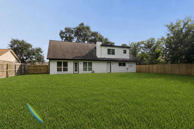 10423 Quiet Hill Road, La Porte, TX 77571