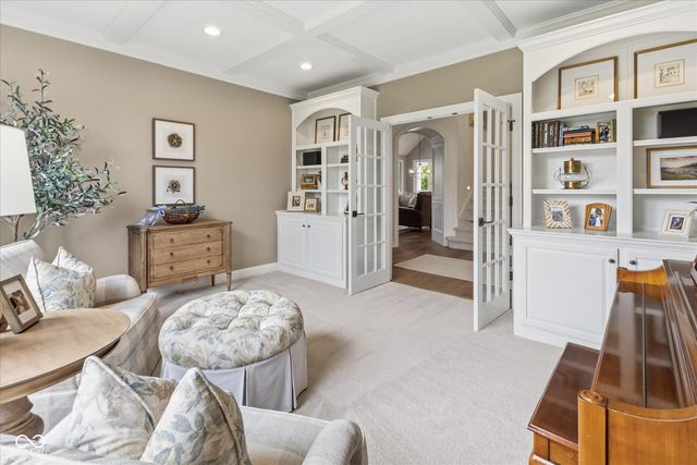 8 Shannon Road, Zionsville, IN 46077