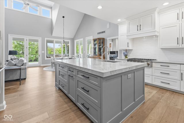 8 Shannon Road, Zionsville, IN 46077
