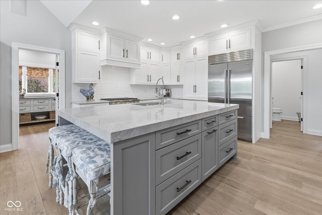 8 Shannon Road, Zionsville, IN 46077