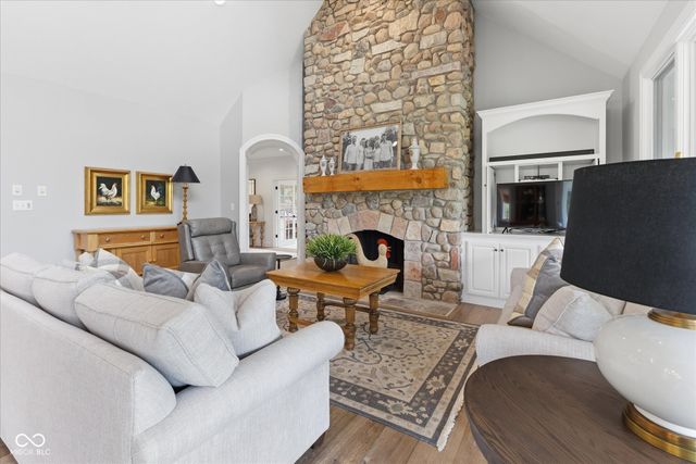 8 Shannon Road, Zionsville, IN 46077