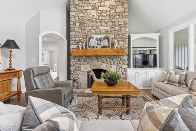 8 Shannon Road, Zionsville, IN 46077