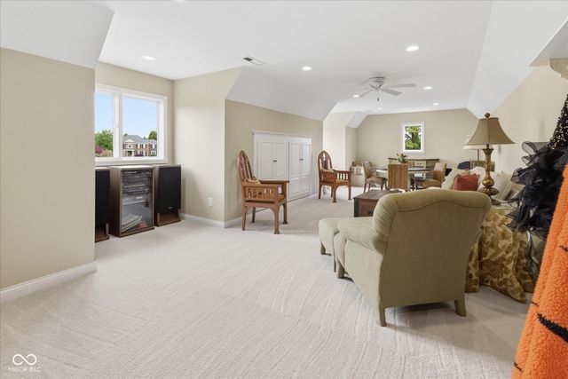 8 Shannon Road, Zionsville, IN 46077