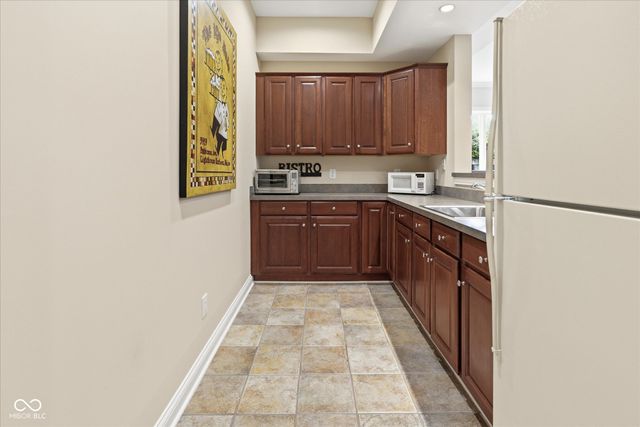 8 Shannon Road, Zionsville, IN 46077