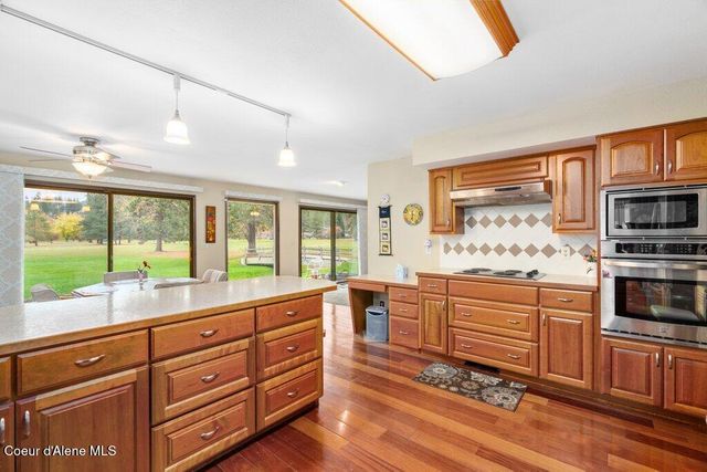 301 Woodland Dr, Pinehurst, ID 83850