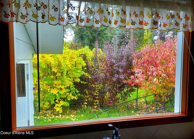 301 Woodland Dr, Pinehurst, ID 83850