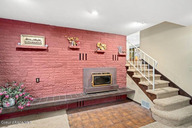 301 Woodland Dr, Pinehurst, ID 83850