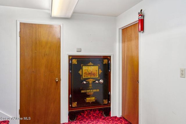 301 Woodland Dr, Pinehurst, ID 83850