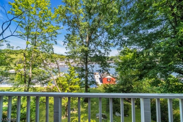 439 Lakeside Blvd, Hopatcong Boro, NJ 07843