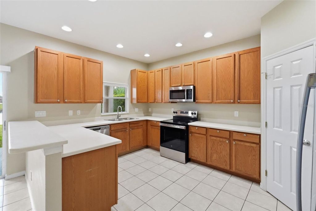 Image 61 of property listing at 6127 46TH STREET E, Bradenton, FL 34203