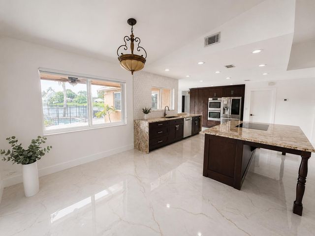 5040 SW 117th Way, Cooper City, FL 33330