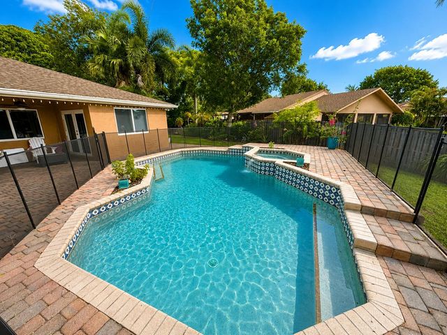 5040 SW 117th Way, Cooper City, FL 33330
