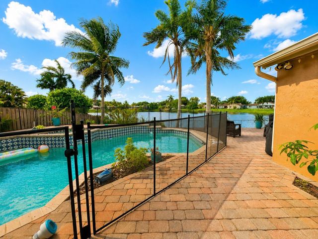 5040 SW 117th Way, Cooper City, FL 33330