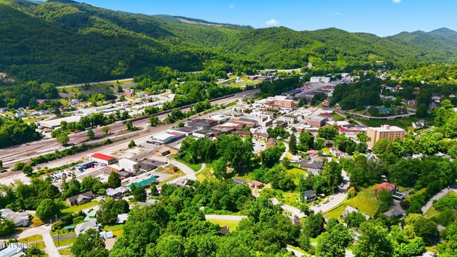 420 Northwest Oak Avenue, Norton, VA 24273