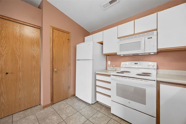 2824 Triple Crown Lane 12, Iowa City, IA 52240