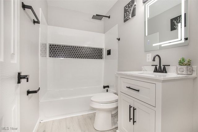 1076 Hardesty Boulevard, Akron, OH 44320