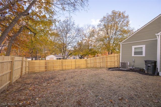 1076 Hardesty Boulevard, Akron, OH 44320