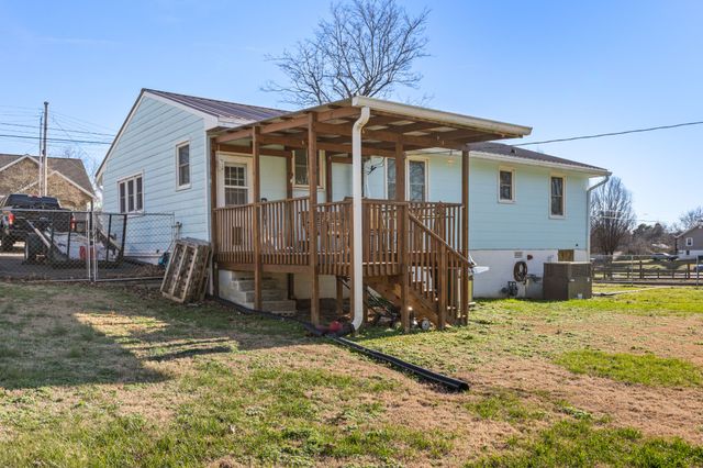 406 High St, Dickson, TN 37055