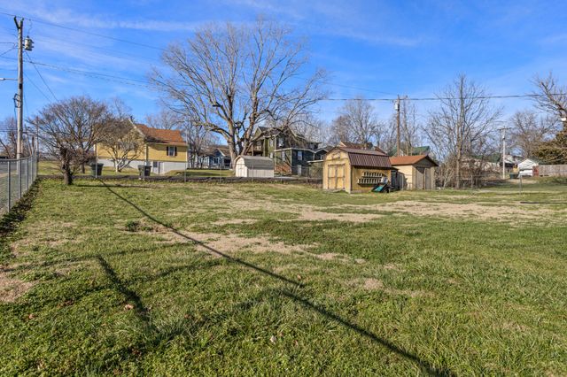 406 High St, Dickson, TN 37055