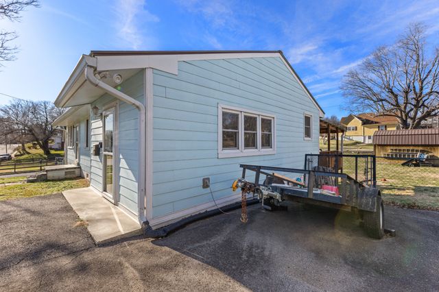 406 High St, Dickson, TN 37055